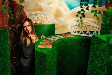 labyrinth room | Alice in wonderland escape room