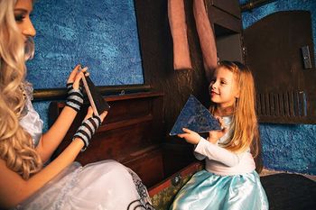 glasses puzzle | Alice in Mirrorland escape room