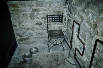 alone prisoner | The Mafia escape room